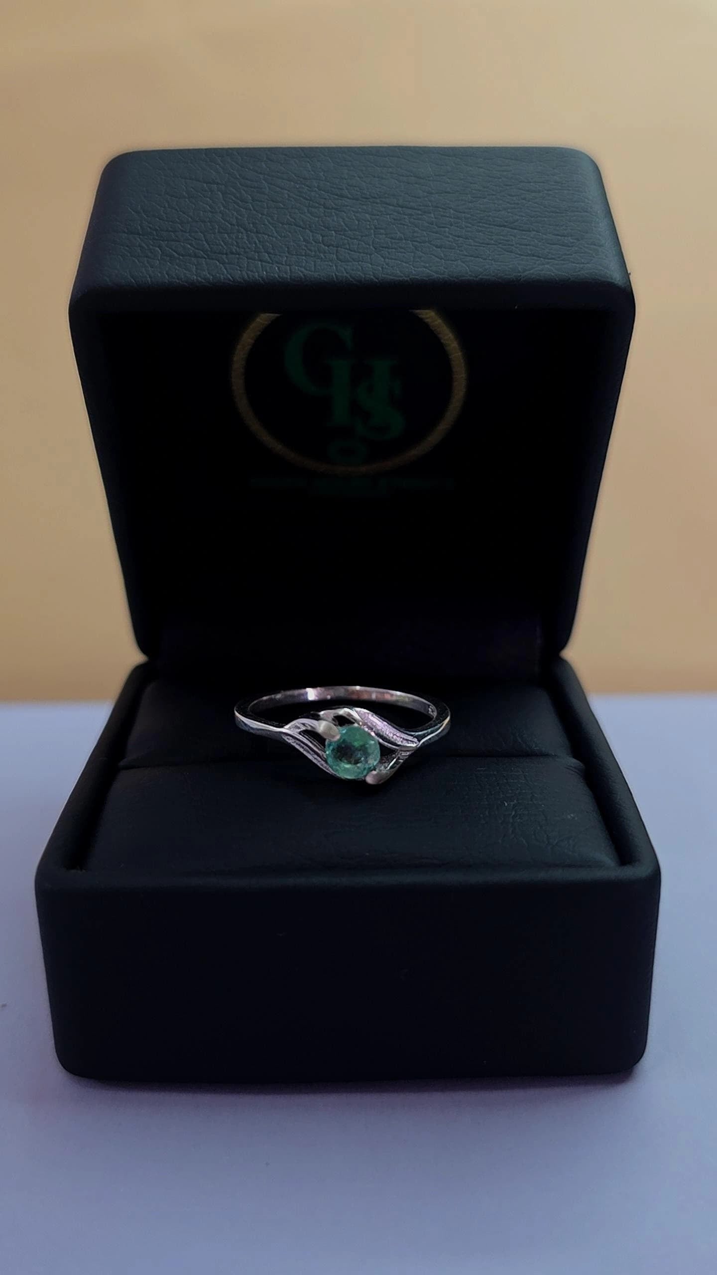 Anillo plata ley 925 con esmeralda certificada