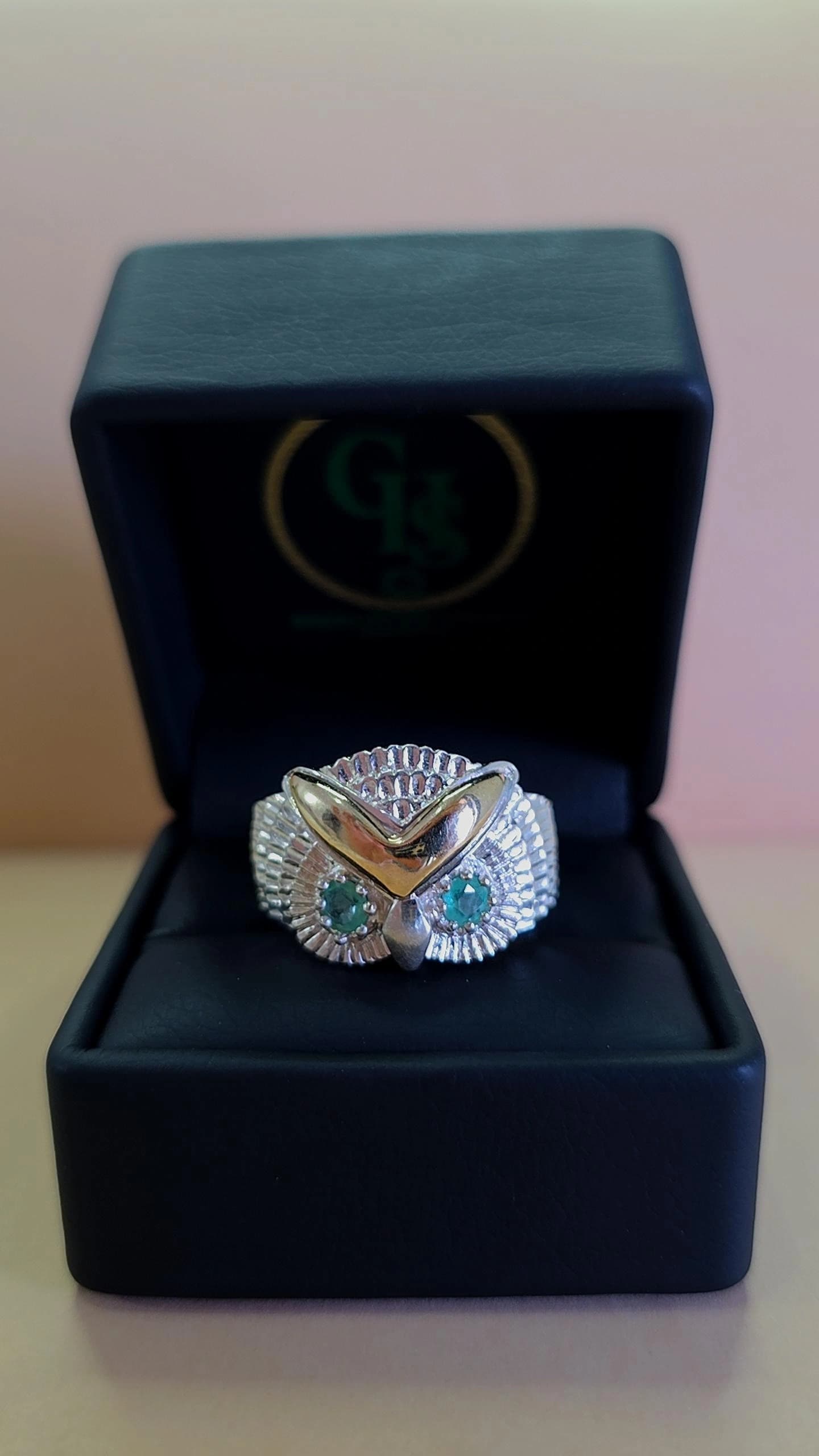 Anillo Búho plata ley 925 con esmeralda certificada