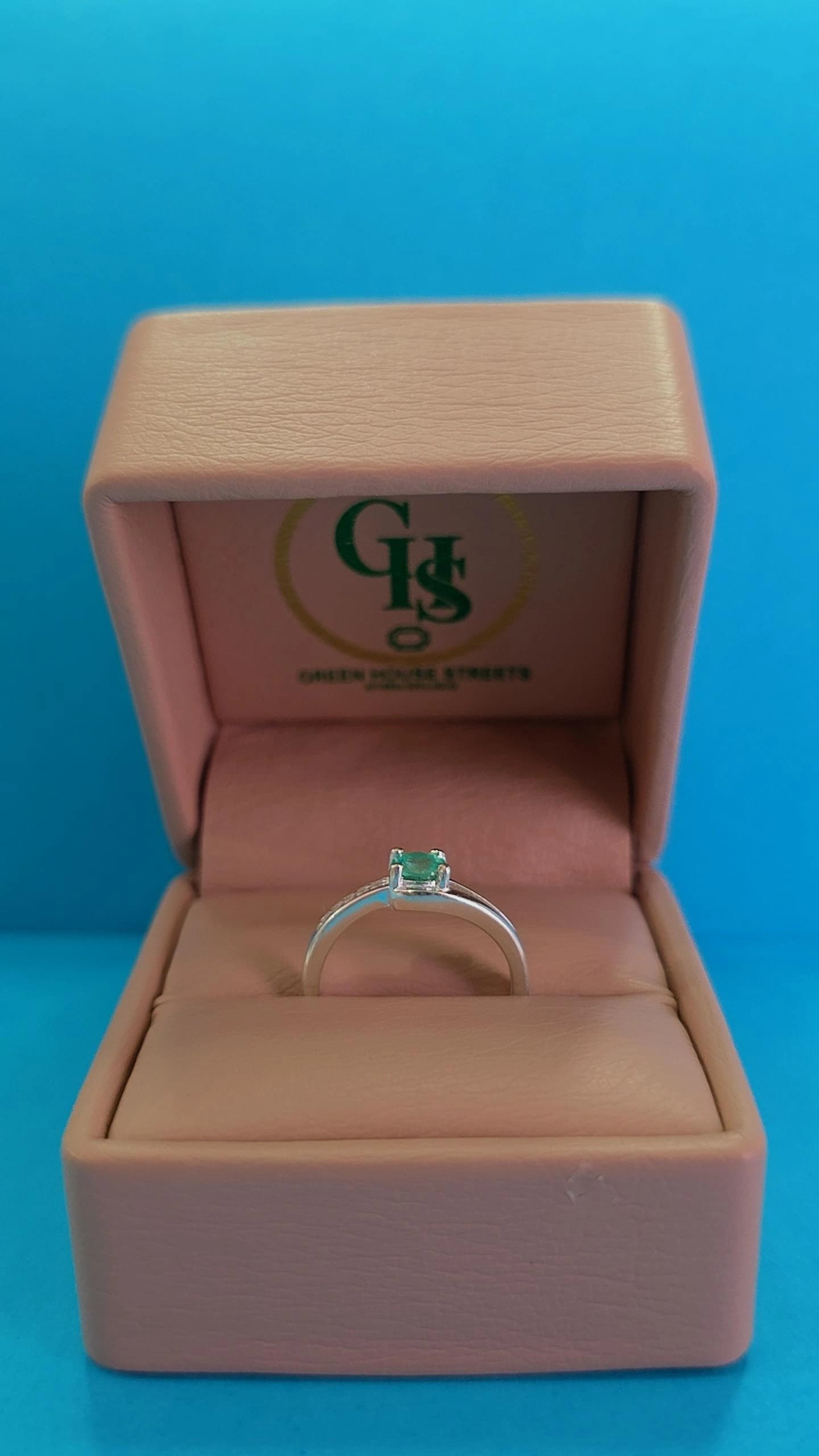Anillo en plata ley 925 con esmeralda certificada