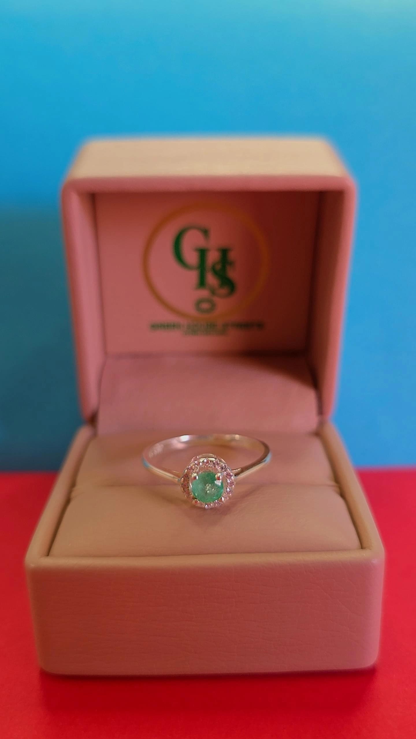 Anillo en plata ley 925 con esmeralda certificada