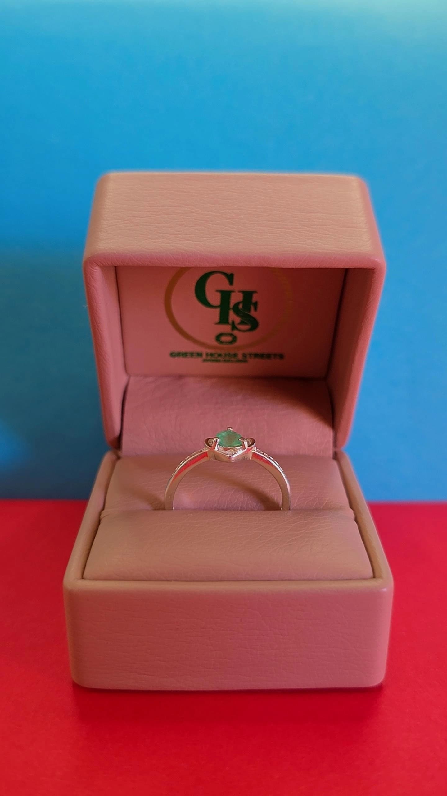 Anillo forma de corazón en plata 925 con esmeralda