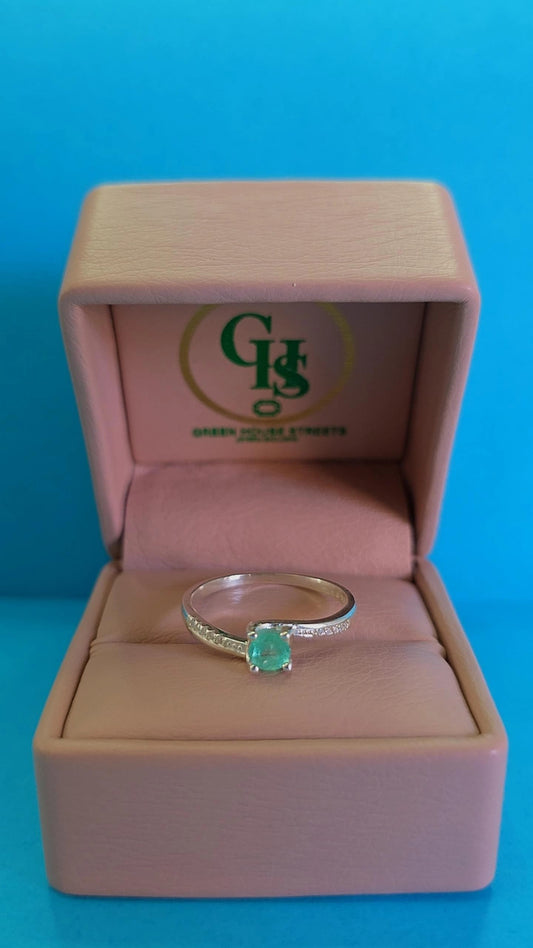 Anillo en plata ley 925 con esmeralda certificada