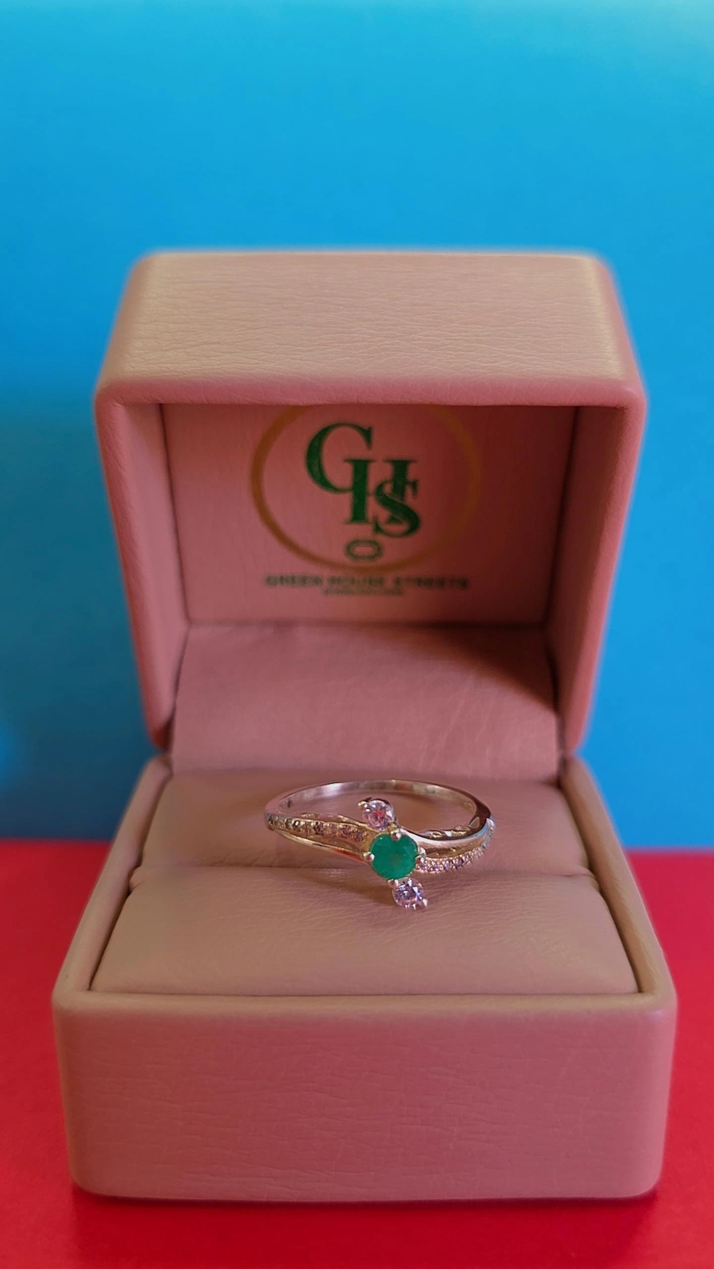Anillo en plata ley 925 con esmeralda certificada