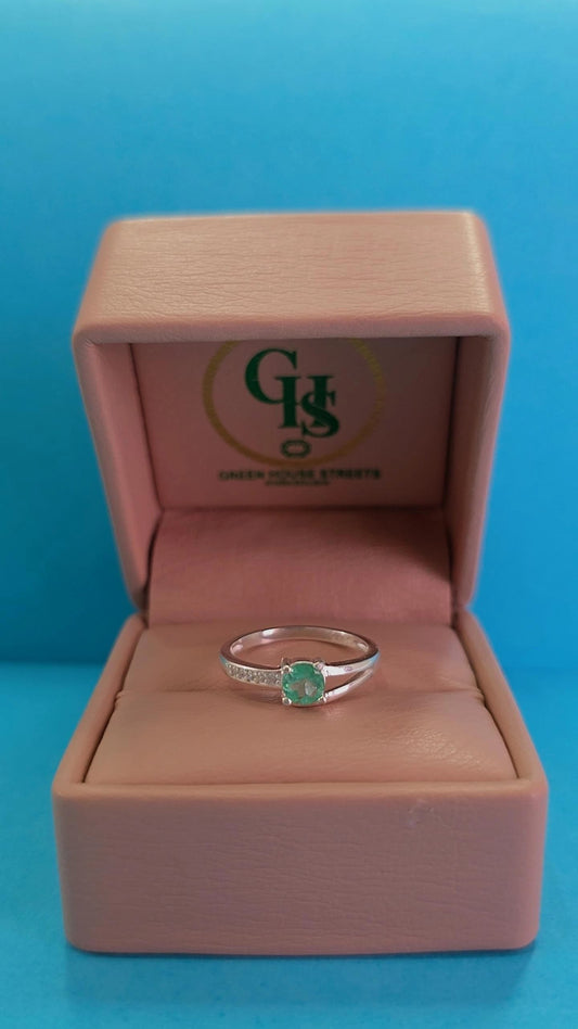 Anillo en plata ley 925 con esmeralda certificada