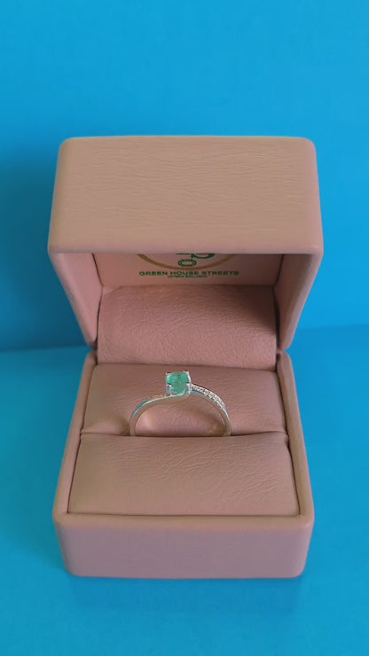 Anillo en plata ley 925 con esmeralda certificada