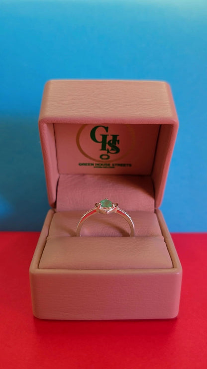 Anillo forma de corazón en plata 925 con esmeralda